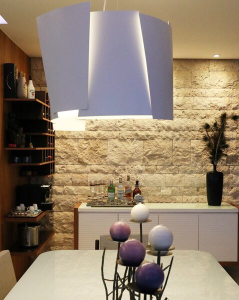 MADEIRA-NATURAL-TRAVERTINO-ANTIQUE-TRADICIONAL---LUANA-CASTRO-ARQUITETURA-e1759479552416